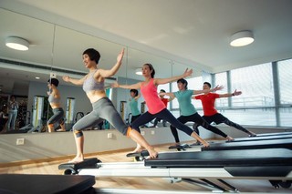 健身自然健身房里为了身材努力的人背景图片